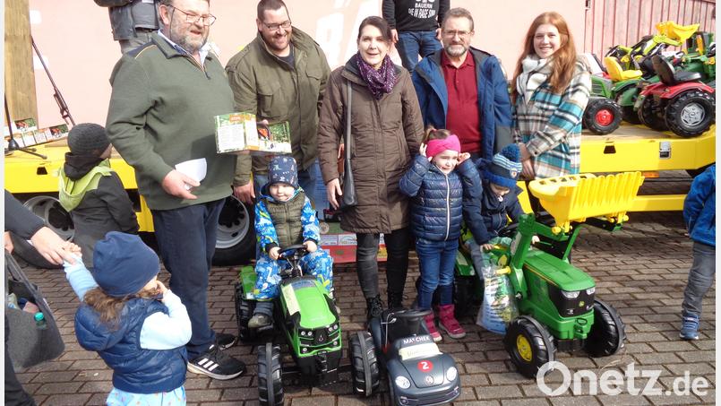 Auch der Kindergarten Winklarn wird mit zwei Tretbulldogs und einer Motorsäge beschenkt. Martin Hofstetter (vorne links) und Josef Maier (hinten links) übergeben die Fahrzeuge der Leiterin des Kindergartens, Daniela Schmidbauer. Mit im Bild Dritter Bürgermeister Robert Eibl (Zweiter von rechts) Bild: amö