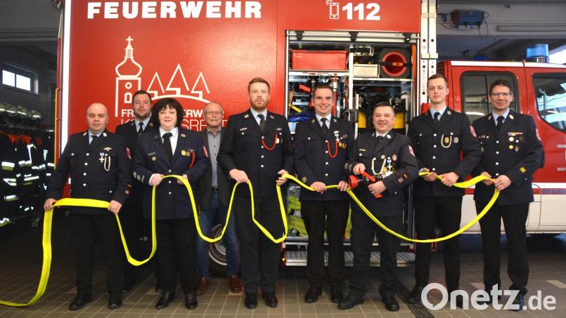 „Wir ziehen alle an einem Strang“ – das wollen die Verantwortlichen der Feuerwehren in der Marktgemeinde Konnersreuth hier mit dem gelben Schlauch demonstrieren. Im Bild (von links) Kommandant Martin Wölfl, Vorsitzender Andreas Häckl, Johanna Pfohl (alle Feuerwehr Neudorf-Rosenbühl), Bürgermeister Max Bindl, Maximilian Haberkorn, Vorsitzender Sven Jäger, Kommandant Stefan Kreuzer (alle Feuerwehr Konnersreuth) sowie Kommandant Andreas Schiml (Feuerwehr Höflas-Grün-Groppenheim) und Kreisbrandmeister Philipp Sölch. Bild: jr