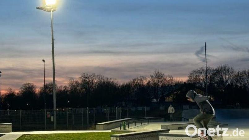 Das Flutlicht funktioniert wieder, damit können die Skater auf ihrer Anlage im Sportpark jetzt auch wieder abends Spaß haben. Bild: Heike Unger