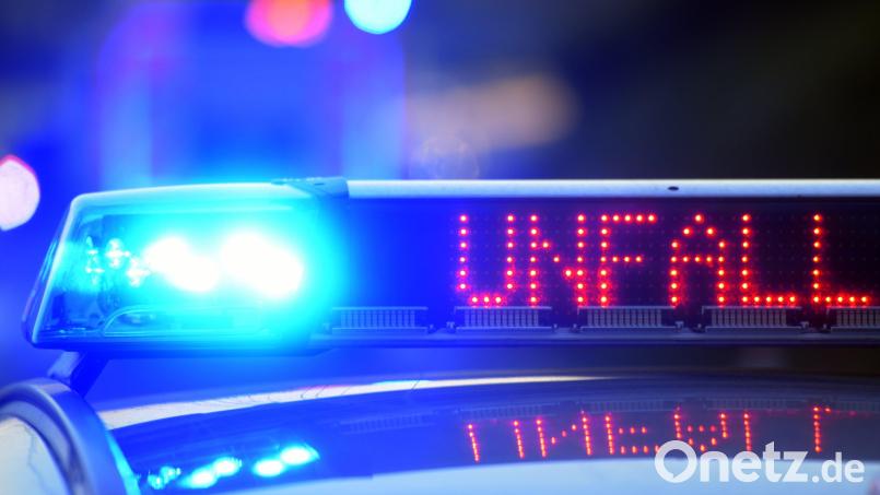 Die Polizei Neustadt/WN möchte wissen, wer am Montagabend auf der Kreisstraße 7 bei Kirchendemenreuth einen Unfall beobachtet hat und Hinweise auf den Verursacher geben kann. Symbolbild: Stefan Puchner / dpa