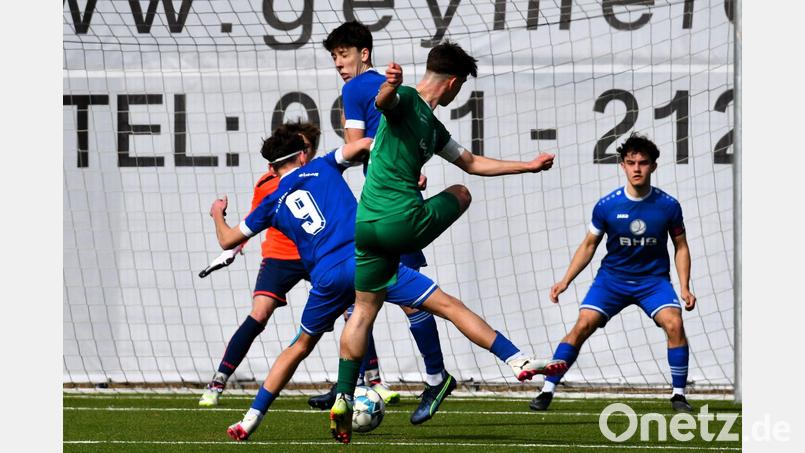 Die Abwehr der Weidener U19 blockt den Schuss eines Großbardorfer Stürmers ab: Die A-Junioren der SpVgg SV Weiden gewannen souverän mit 4:1. Bild: Nachtigall
