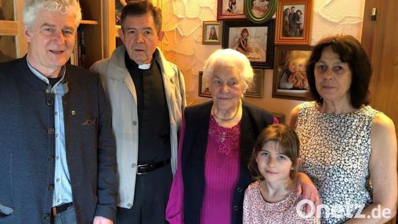 Den 95. Geburtstag feierte am 18. März Sophie Stich aus Hardtheim. Von links: Bürgermeister Robert Lindner, Pfarrer Max Früchtl, Sophie Stich, Urenkelin Helena und Tochter Rosita. Bild: le