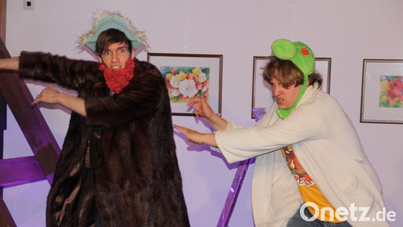 Daniel Adler (links) und Erasmus Gerhards vom Ovigo-Theater begeisterten am Wochenende die Zuschauer im Kunsthaus Waldsassen mit dem Theaterstück „Käpten Knitterbart“. Bild: kro