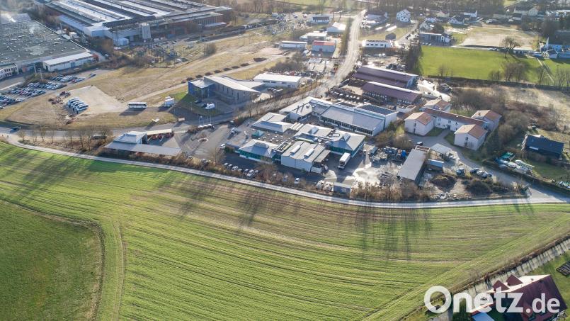 Nach den Vorstellungen der FDP/FWS-Stadtratsfraktion könnte eine neue Straße zwischen der Eisenhämmerstraße (Abzweigung in Höhe des Schotterwegs links) und dem Wohngebiet Oberschwaig (rechts unten) auch das Waldbad neu anbinden. Die neue Verbindung würde dann nördlich der Jahnschule verlaufen und auf das Ende der Oberschwaigstraße treffen, wo auch neue Parkflächen entstehen sollen. Beratungen stehen dazu allerdings noch aus. Bild: Thilo Hierstetter