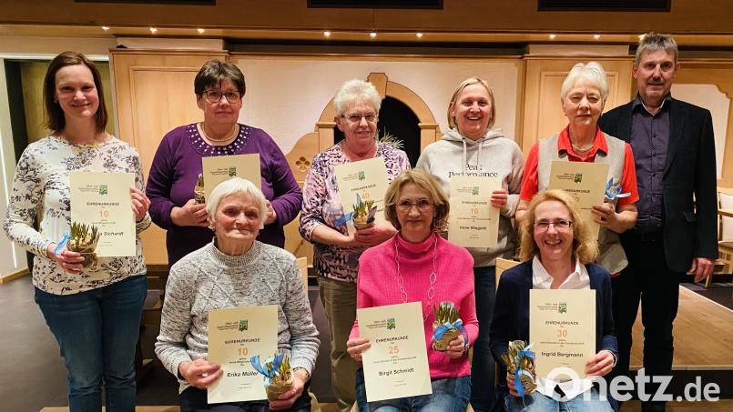 Die Jubilare des OGV Högen und Umgebung zusammen mit dem Bürgermeister Reiner Pickel (hinten, rechts). Bild: Daniela Dotzler/exb