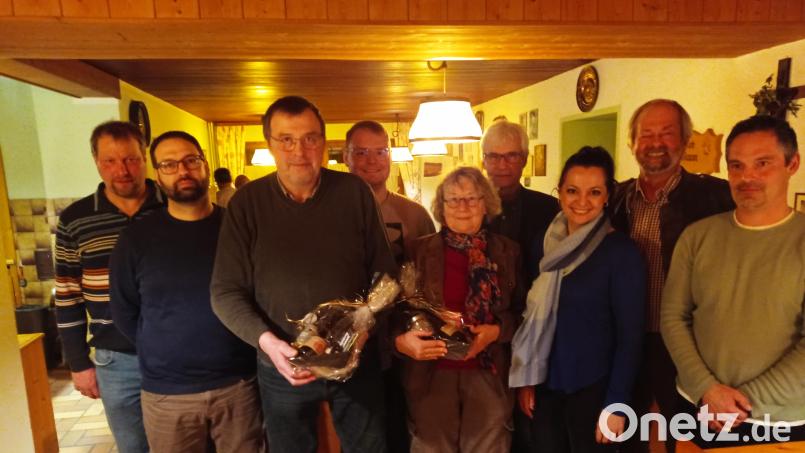 Die Führungsmannschaft der Jagdgenossenschaft Waldershof mit den „grünen Abiturienten“ und Bürgermeisterin Margit Bayer. Jagdvorsteher ist Roland Härtl (Dritter von links). Bild: fpoz