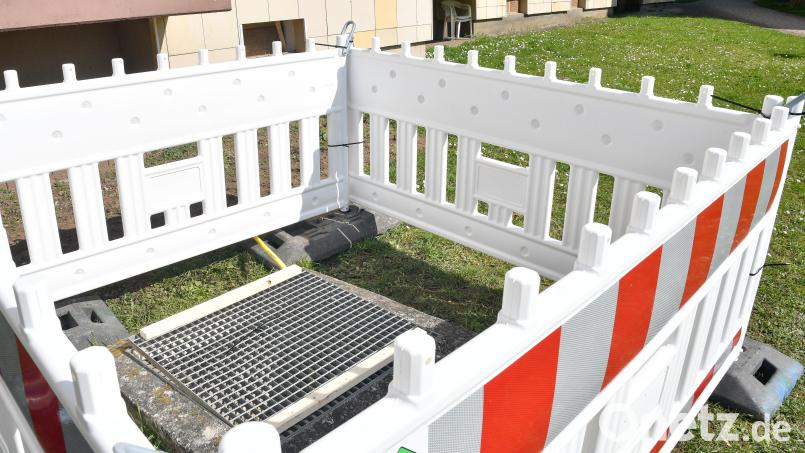 So sieht die Abdeckung des Revisionsschachts aus, die offenbar nicht richtig auf dem Betonschacht auflag. Ein Bub (7) trat darauf, die Abdeckung kippte weg und der Junge stürzte daraufhin vier Meter tief in den Schacht und verletzte sich leicht. Nun ist der Schacht mehrfach abgesichert. Bild: Petra Hartl