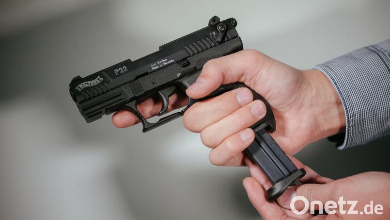 Bayerns Waffenbehörden haben im vergangenen Jahr 145 Waffen von Extremisten entzogen. Symbolbild: Oliver Killig/dpa