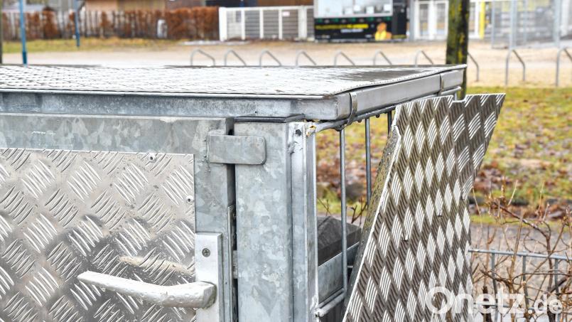 Schon wieder Vandalismus im Skatepark Amberg: Unbekannte haben seitlich an der &quot;Einhausung&quot; des Schaltkastens ein Riffelblech aufgehebelt. Bild: Petra Hartl