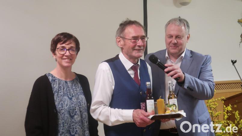 Heimatpfleger Josef Schmaußer wusste viel über das Frühjahr zu erzählen. Ihm dankten mit einem kleinen Präsent Landrat und Kreisverbandsvorsitzender Richard Reisinger (rechts) sowie Kreisfachberaterin Michaela Basler. Bild: rha