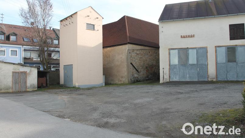 In Waidhaus soll an Stelle des Transformators und des Schuppens (links) im Rahmen der Städtebauförderung die Tagespflege entstehen. Im Haushalt wurde dieser Plan entsprechend berücksichtigt. Bild: pi