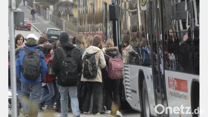 Schüler steigen in einen Bus. Archivbild: Unger