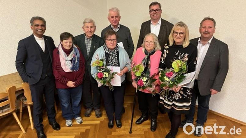 Urkunden und Blumen gab es für die Jubilare der KAB: (vorne von links) Präses Pater Joy, Gabi Bauer, Monika Brucker, Maria Jungnickl, Brigitte Sticht, Bürgermeister Bernhard Schindler, (hinten von links) Ludwig König, Alfons Brucker und Wolfgang Glaser. Bild: Ludwig König/exb