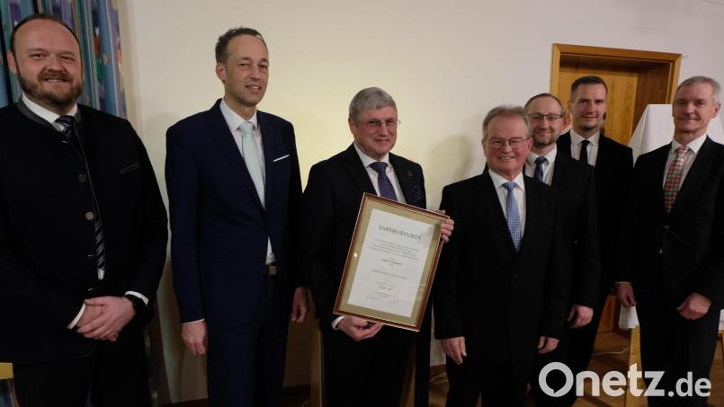 Der scheidende Vorstandsvorsitzende der Raiffeisenbank Floß, Jürgen Schnappauf (Dritter von links) erhält die goldene Raiffeisennadel des Genossenschaftsverbands Bayern für besondere Verdienste. Dazu gratulieren (von links) Landrat Andreas Meier, Alexander Leißl, Wolfgang Weig, Thomas Stetter, Stefan Solfrank und Josef Völkl. Bild: le
