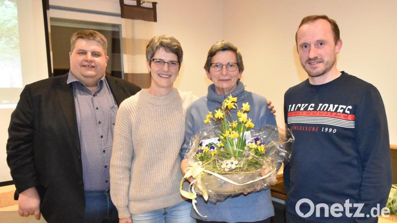 Vorsitzender Martin Luber (rechts) und Bürgermeister Dieter Dehling (links) dankten Regina Jobst (Zweite von rechts) zum Abschied für 20-jähriges Engagement beim Kinderturnen des SVI. Mit im Bild Übungsleiterin Heidi Maul Zweite von links), die mit Jobst 18 Jahre lang die Turngruppe leitete. Bild: no