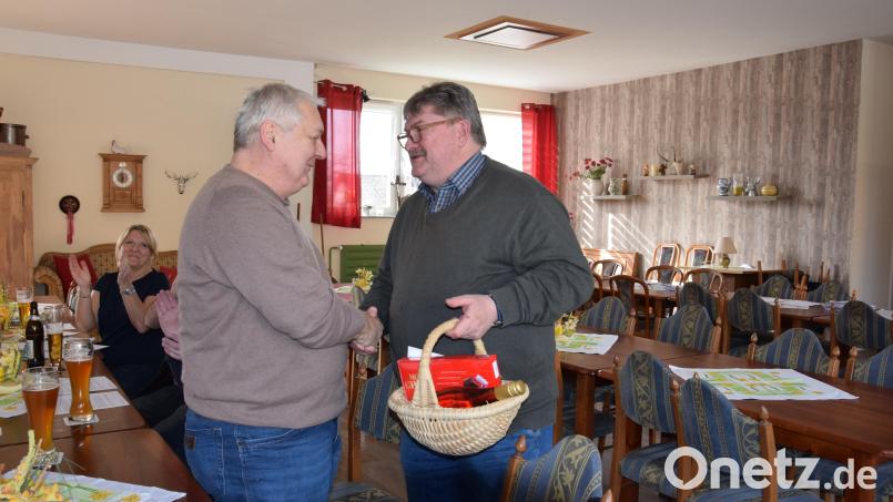 Mit einem kleinen Geschenk bedankt sich SPD-Vorsitzender Hans-Peter Reil (rechts) bei Martin Troidl (links) für seine langjährige Mitarbeit im Waldthurner Gemeinderat. Bild: fla