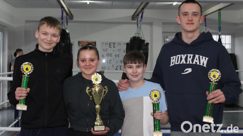 Vier der sechs erfolgreichen Amberger Boxer: (von links) Valentin Wasiliew, Leni Kowalczyk, Kirill Semenow und Eric Propp. Bild: Monika Ziegler