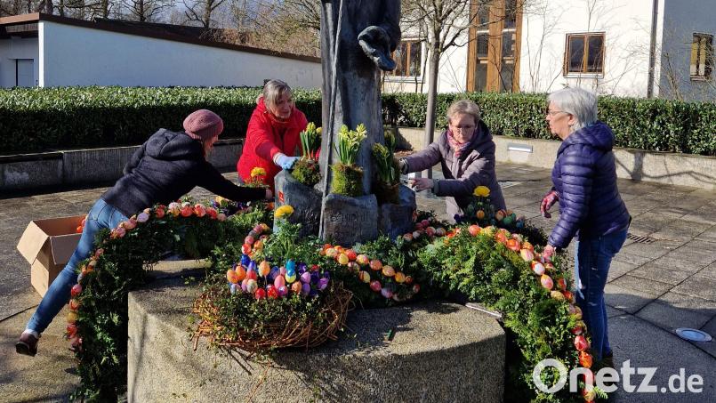 Der Osterbrunnen in Schirmitz ist dank der Kolpingfrauen ein Blickfang direkt an der Hauptstraße. Bild: Ulrike Steinhilber/exb