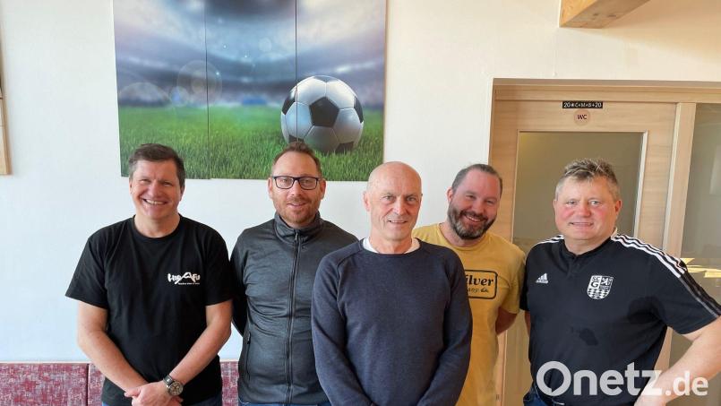 Im Bild (von links) Michael Gold (Kassier), Oliver Eckl (Beisitzer), Thomas Scherm (2. Vorsitzender), Marco Mrvec (Beisitzer) und Konrad Singer (Vorsitzender). Bild: Förderverein SC Germania/exb
