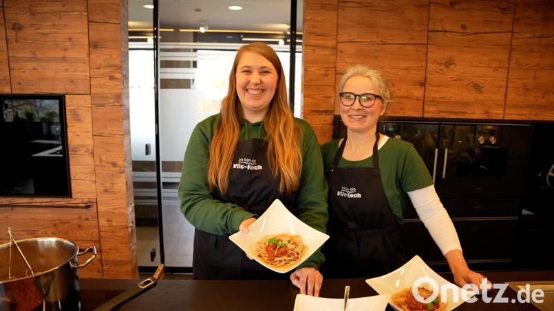 Verena Schneider (links) und Eveline Hackenberg bereiten ihr Lieblingsrezept für vegane Bolognese zu. Bild: Marco Meier