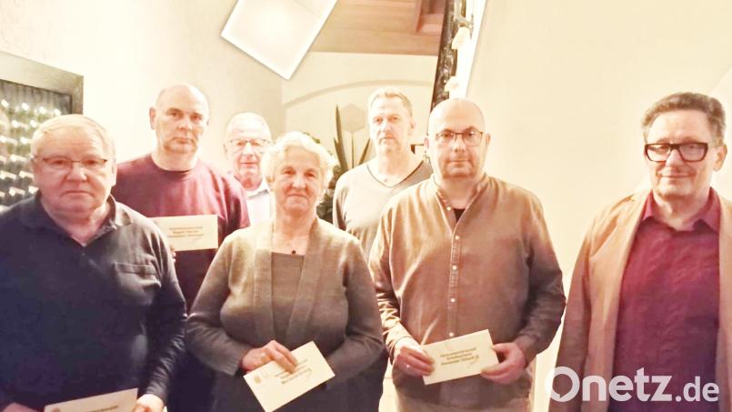 Harald Drobig (rechts) überreicht Preise an (von links) Robert Held, Hanspeter Schramm, Marianne Drobig und Alexander Dötsch. Es gratulieren (zweite Reihe) Dritter Bürgermeister Thomas Riedl und Ehrenvorstand Klaus Lehl. Bild: rn