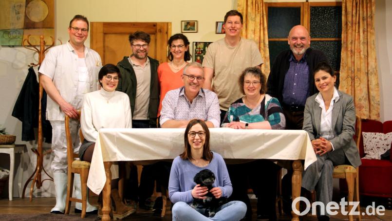 Die Darsteller der Theatergruppe freuen sich schon, das höchst amüsante Stück „Lass die Sau raus“ auf die Bühne der Mehrzweckhalle Niedermurach zu bringen. Stehend von links: Thomas Müller, Martin Urban, Christine Süß, Christian Raiml, Alfons Wittmann, sitzend von links: Amelie Lösch, Bernhard Bierler, Martina Fronhofer, Angela Mehler-Wittmann, vorne: „Theaterflüsterin“ (Souffleuse) Sandra Urban. Bild: Josef Böhm