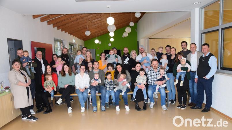 100 Euro Begrüßungsgeld nebst einem kleinen Geschenk der Raiffeisenbank überreichen Bürgermeister Erich Meidinger, sein Vize Johann Vornlocher und Jugendbeauftragte Julia Meidinger an die Eltern. Bild: bö