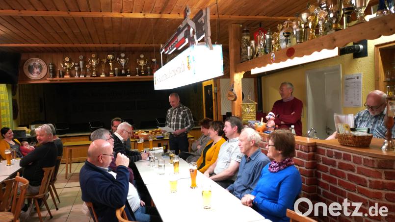 Dorfsprecher Georg Bocka spricht bei der Lennesriether Dorfversammlung Bild: fvo