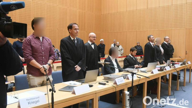 Die Verteidiger Gunter Haberl (ab Zweiter von links), Michael Haizmann, Philip Roth (Vierter von links), Rouven Colbatz (Dritter von rechts) und Jörg Meyer (rechts) plädierten am Dienstag im WSW-Prozess., Archivbild: Gabi Schönberger