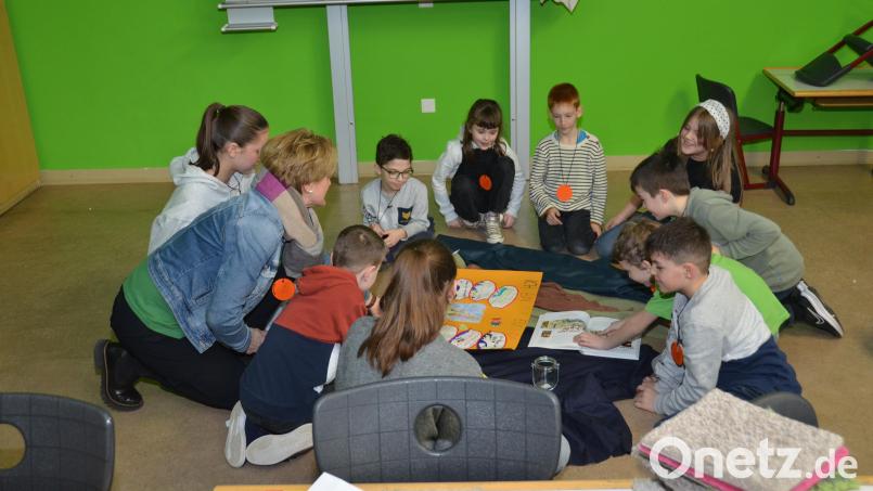 Elisabeth Kick (links) war eine der Betreuerinnen, die sich mit den Teilnehmern der Kinderbibeltage zum Thema &quot;Mose – Ein Volk zwischen Schilfmeer und Kampfwagen&quot; in den Räumen der Grundschule ausgiebig beschäftigten. Am Sonntag fand der Abschlussgottesdienst in der Stadtpfarrkirche statt. Bild: dob