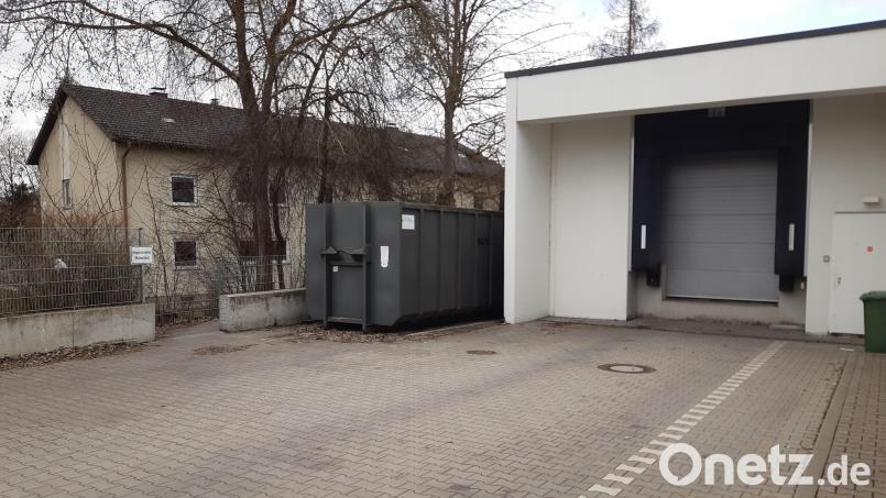 Täglich kommen Fußgänger aus dem kleinen Verbindungsweg zum Wohngebiet Blumensiedlung hinter dem Verbrauchermarkt und müssen dann über die Ladezone leicht bergauf gehen, um auf den Parkplatz und zum Eingang des Discounters zu gelangen. Bild: Alexandra Hautmann/fph