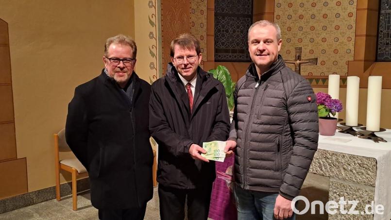 MGV-Vorsitzender Markus Schuller (rechts) und Dirigent Michael Waldenmayer (links) übergaben eine Spende an Pfarrer Andreas Kraft. Bild: MGV Mitterteich/exb