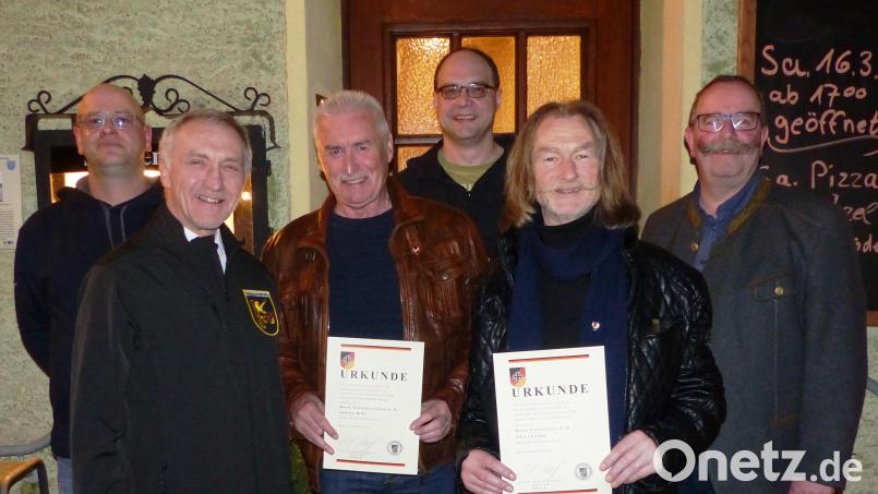 Die Kastler Soldaten- und Reservistenkameradschaft ehrt langjährige Mitglieder (von links): Vorsitzender Christian Bäuml, Bertram Gebhardt vom Reservisten-Kreisverband, Andreas Riehl, Thomas Fink, Albert Fromm und Zweiter Bürgermeister Andreas Otterbein. Bild: jp