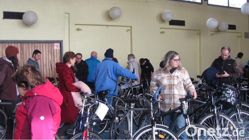 Regelrecht gestürmt wurde die Fahrradbörse der SPD-Frauen, aber nach 30 Minuten lichteten sich dann die Reihen der angebotenen Drahtesel. Bild: sei