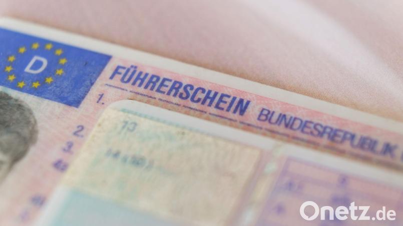 Erst hat er seinen Führerschein abgegeben, dann fuhr er mit dem Auto durch Windischeschenbach. Für einen 87-Jährigen endete diese Fahrt am Montag abrupt. Symbolbild: Ole Spata/dpa/Symbolbild