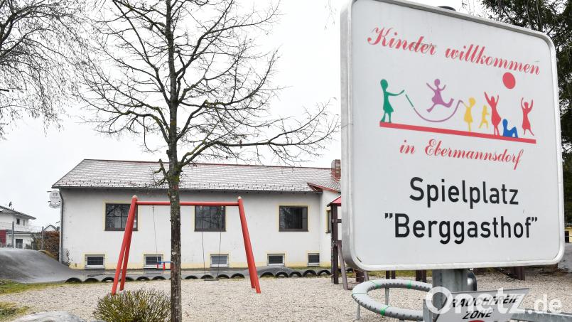 Der an den Berggasthof angrenzende Spielplatz wurde vom Gemeinderat als ein Grund aufgeführt, warum das Gebäude nicht als Asylbewerberunterkunft geeignet sei. Bild: Petra Hartl