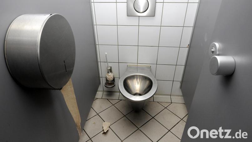 Unbekannte Täter zündelten in einer öffentlichen Toilette in der Bauerstraße in Marktredwitz. Symbolbild: Stephan Huber