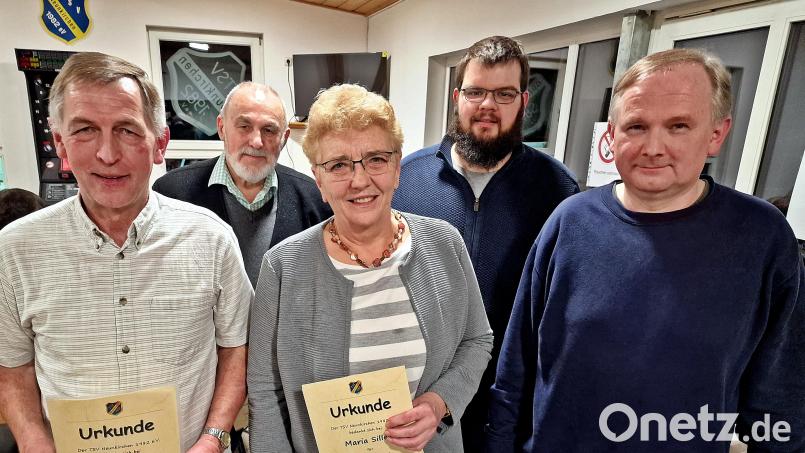 Ehrungen stehen in der Jahreshauptversammlung des TSV Neunkirchen auf der Tagesordnung: 35 Jahre dabei ist (vorne, von links) Thomas Dendorfer, 25 Jahre Maria Siller. Bild: R. Kreuzer