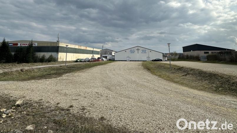 Auf der Schotterfläche vor der amerikanischen Kirche im Gewerbegebiet will das Landratsamt eine Containeranlage für Flüchtlinge errichten. Der Stadtrat Vilseck hat da was dagegen. Bild: Stefanie Gradl