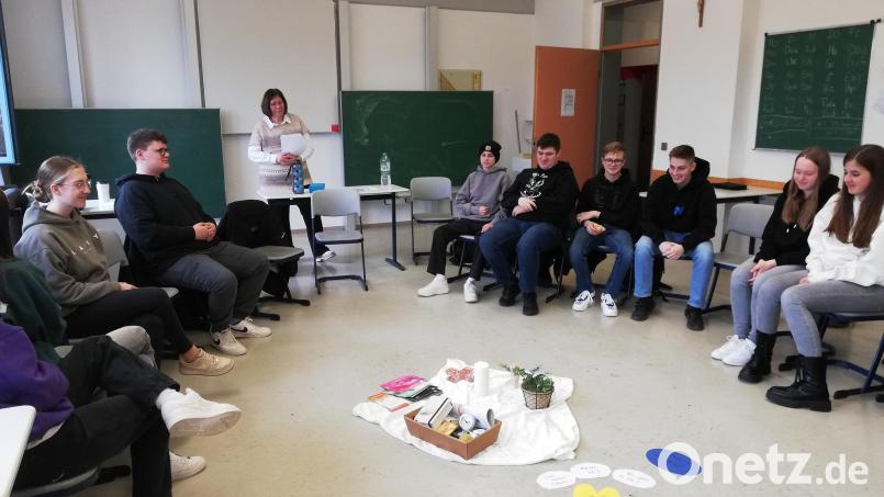 Elke Burger (stehend) erläuterte den Zehntklässlern der Realschule am Tor zur Oberpfalz ihre Arbeit als Hospizbegleiterin. Bild: Realschule Kemnath/exb