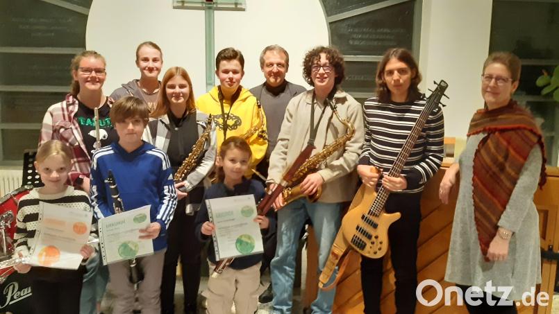 Auf dem Bild hinten der Lehrer Václav Eichler sowie ganz rechts die stellvertretende Leiterin Klaudia Kormann. Bild: Kreismusikschule/exb