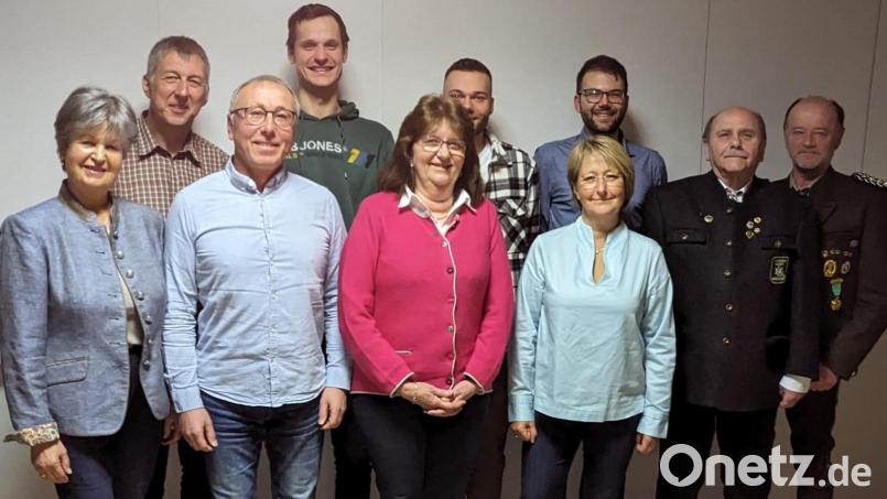 Ehrungen beim Schützenverein Edelweiß Obersdorf: Von links Dritte Bürgermeisterin Hildegard Geismann, Anton Stümpfl, Richard Beer, Jonas Frischholz, Petra Grünwald, Mathias Reif, Anita Himmelhuber, Roland Reif, Georg Hausmann und Gauschützenmeister Werner Wendl. Bild: E. Himmelhuber/exb