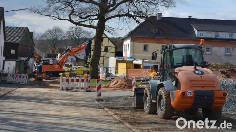 Seit gut zehn Tagen gehen die Arbeiten zur Erneuerung des Kanalnetzes in Kondrau weiter. Für diese Maßnahmen sind heuer 1,9 Millionen Euro im Haushalt der Stadt Waldsassen eingeplant – der mit Abstand größte Posten bei den Investitionen. Bild: jr