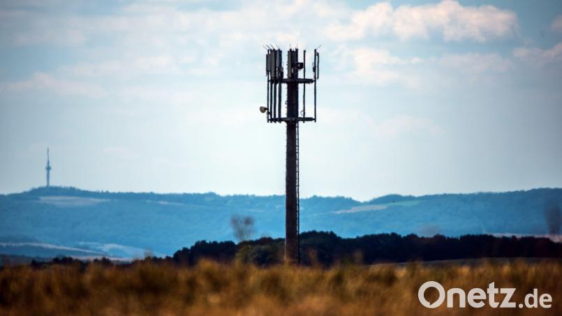 Ein Telekommunikationsunternehmen will bei Schönlind-Trondorf in Nähe der Osterhöhle einen 5G-Mobilfunkmast aufstellen, was dem Neukirchener Gemeinderat nicht gefiel. Das Gremium muss nun aber doch zustimmen. Symbolbild: Andreas Arnold/dpa