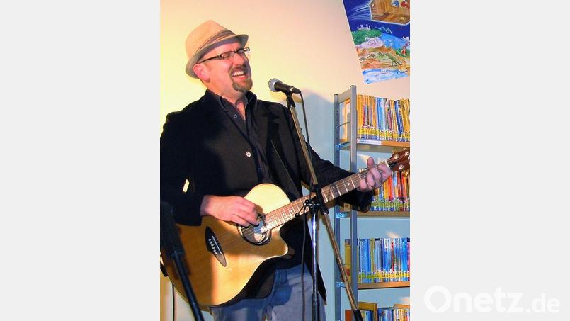 Hubert Treml liest am Dienstag, 9. April um 19 Uhr in der Stadtbücherei &quot;St. Michael&quot; aus seinem Gedichte-Band &quot;Kanapee&quot;. Es wird auch gesungene Gedichte geben. Bild: rgr