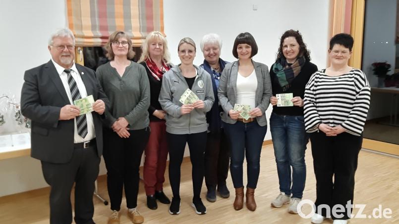 Pfarrer Arnold Pirner, Schatzmeisterin Marianne Paulus, Luise Köllner, Susi Höchtl, Rita Gleißner, Enikö Nagy, Christina Neiß, Petra Irlbacher (von links) bei der Übergabe der Spenden. Bild: rgl