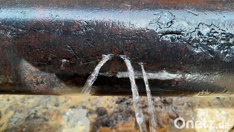 Allein fünfzehn Mal mussten die Wasserwarte im Jahr 2023 ausrücken, um Leckagen abzudichten.. Häufige Ursachen sind Lochfraß und Scherbruch in Gussleitungen. Bild: Markt Schwarzenfeld/exb