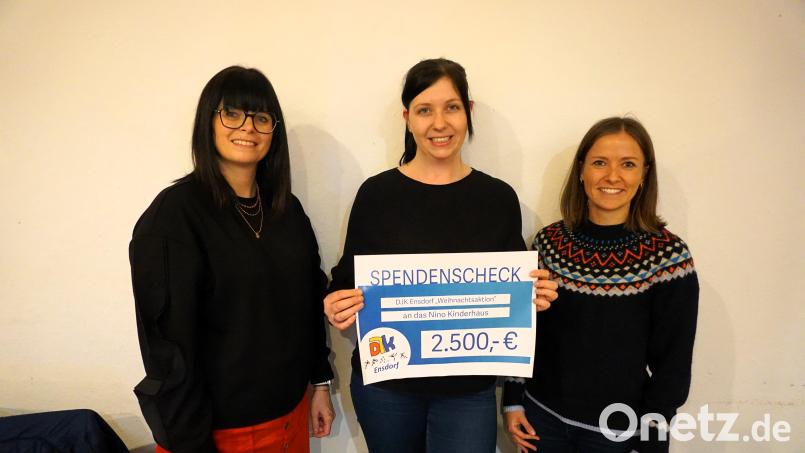 Jennifer Reithmaier (Mitte) vom Verein Ninos Freunde bedankt sich für die Spende von 2500 Euro bei Kathleen Völkel (links) und Linda Trager. Bild: tra