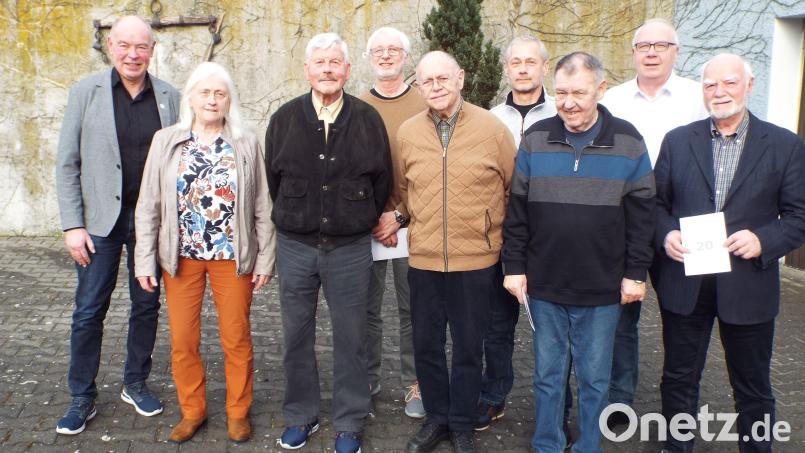 Die Siedlergemeinschaft Haselmühl ehrt langjährige Mitglieder (von links): Bürgermeister Roland Strehl, Irene Kugler, Vorsitzender Heinrich Schäfer, Jürgen Wolf, Franz Höreth, Klaus Dietmayr, Alfred Kraft, Klaus Bleisteiner und Hans Dietmayr. Bild: e