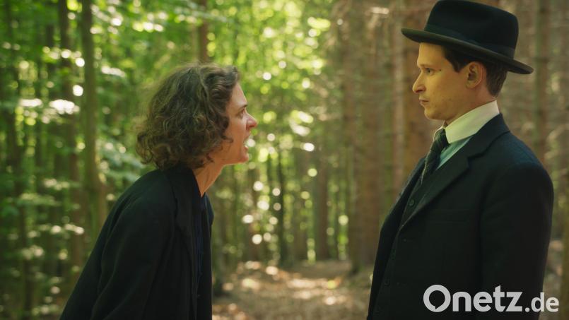 Eine Szene aus der Serie &quot;Kafka&quot;: Milena Jesenska (Liv Lisa Fries, links) mit Franz Kafka (Joel Basman). Bild: NDR/Superfilm